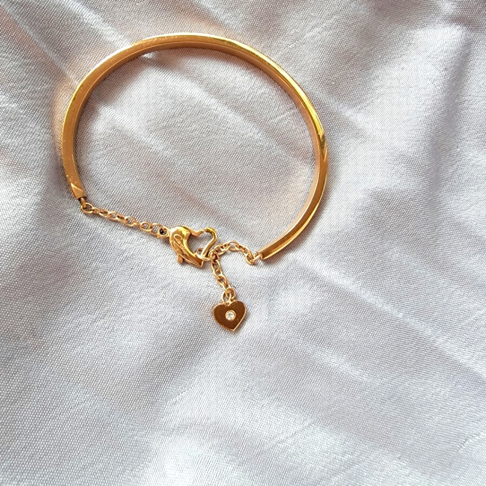Is Cartier a gold heart charm bracelet